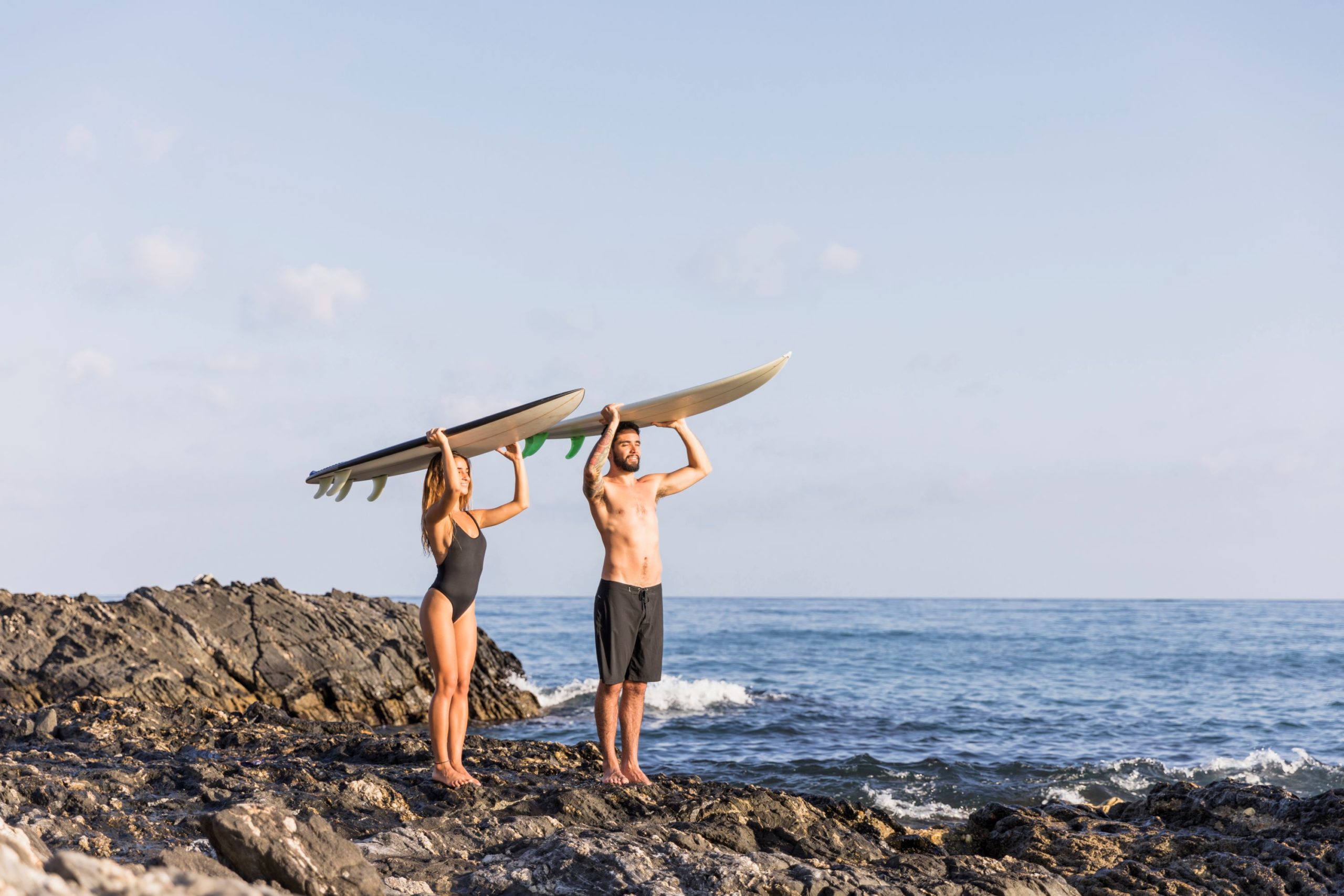 2024/02/couple-with-surfboards-scaled.jpg