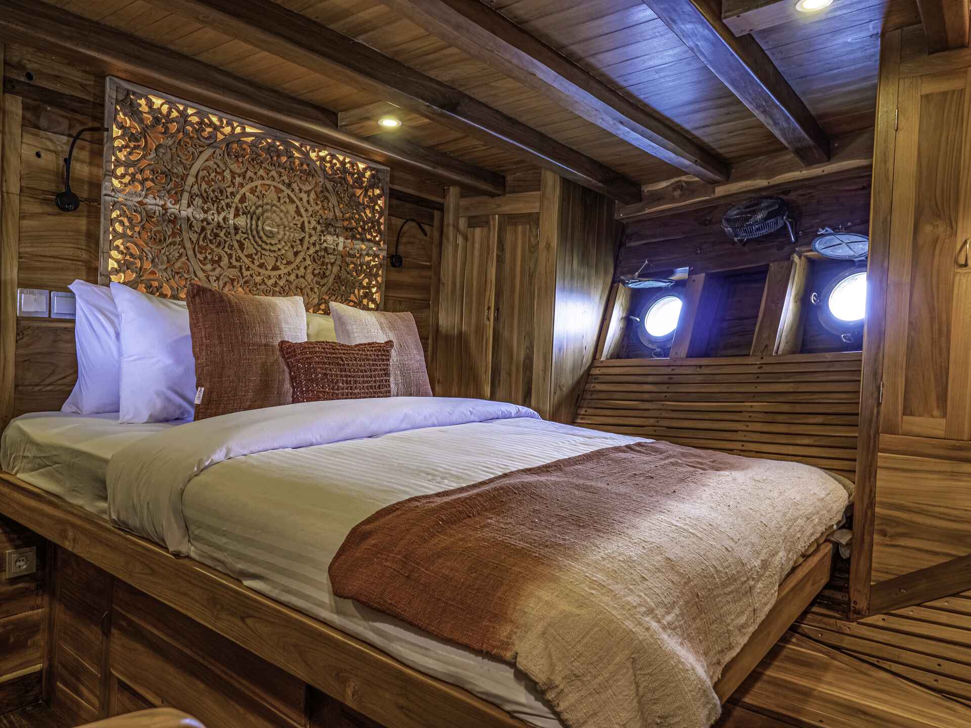 2024/02/ANNE-BONNY-MASTER-CABIN-2.jpg