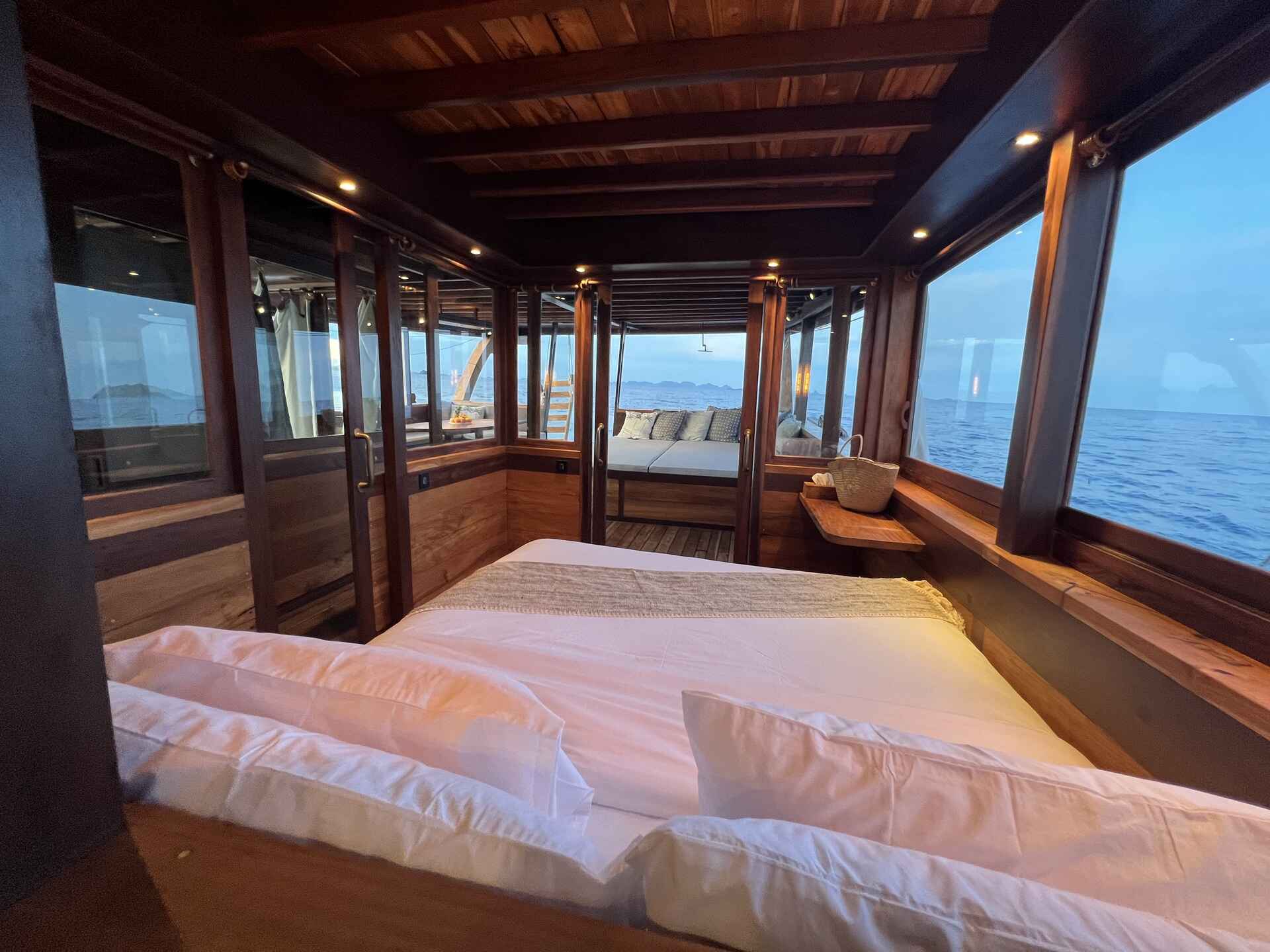 2024/02/Dewata_MasterCabin-Night_06.jpg
