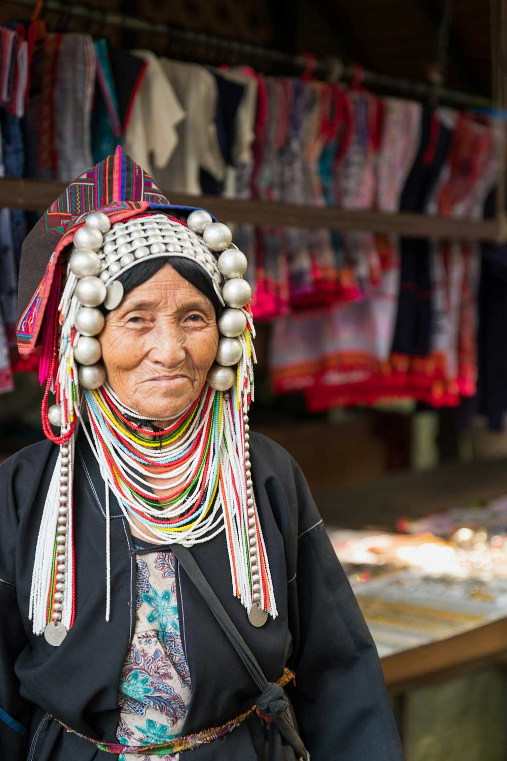 2024/12/Thailand-woman-traditional-dress.jpg